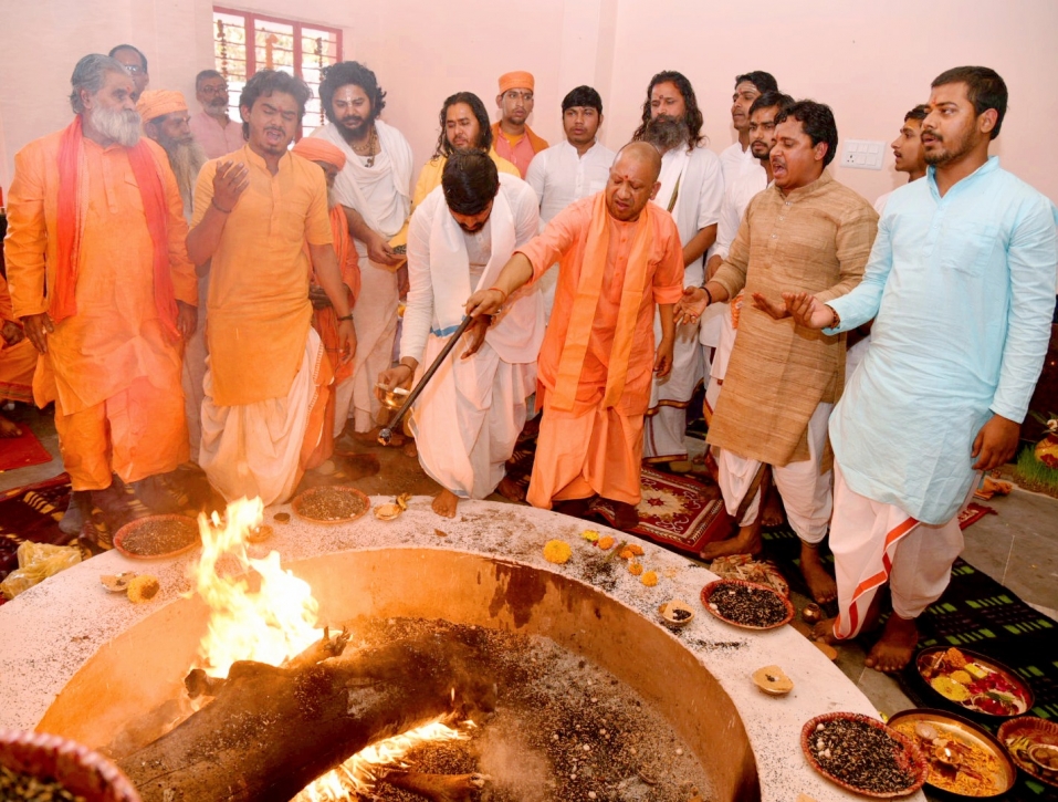 सीएम योगी ने की श्रीकाली माता, भगवान श्रीगणेश व श्रीकालभैरव की मूर्ति की प्राण प्रतिष्ठा